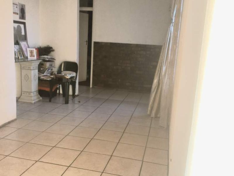 Charming Fixer Upper - Photo 10