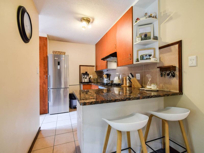 ELEGANCE, SECURITY AND CONVENIENCE! - Photo 6