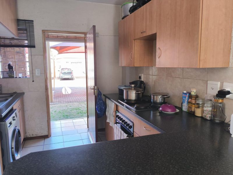2 bedroom ground floor unit, walking distance from Eastrand Mall - Photo 3