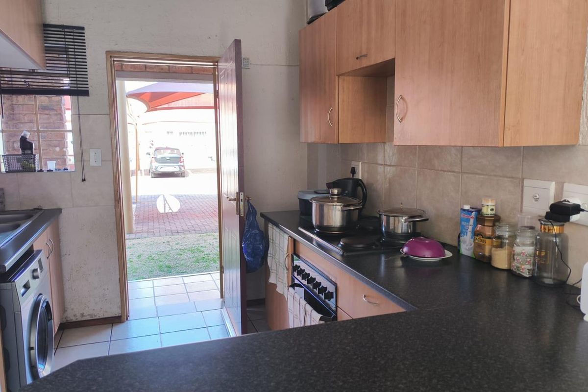 2 bedroom ground floor unit, walking distance from Eastrand Mall - Photo 3