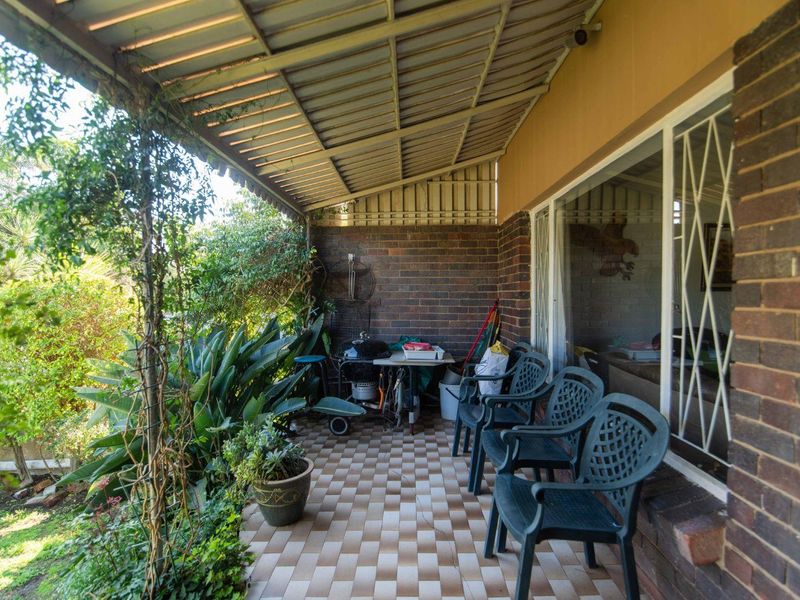 Spacious 3 Bedroom Duplex with Private Garden & Pet-Friendly Living - Photo 3