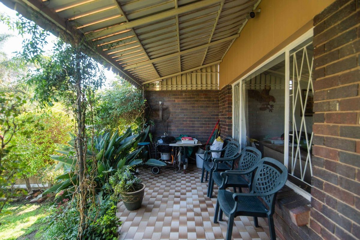 Spacious 3 Bedroom Duplex with Private Garden & Pet-Friendly Living - Photo 3
