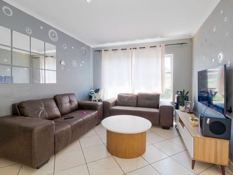 Spacious modern unit with open balcony - Photo 2