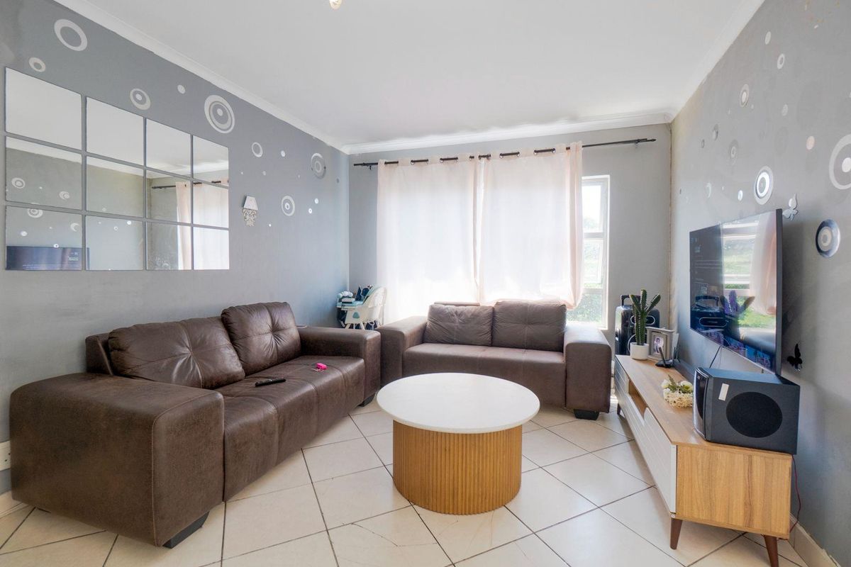 Spacious modern unit with open balcony - Photo 2