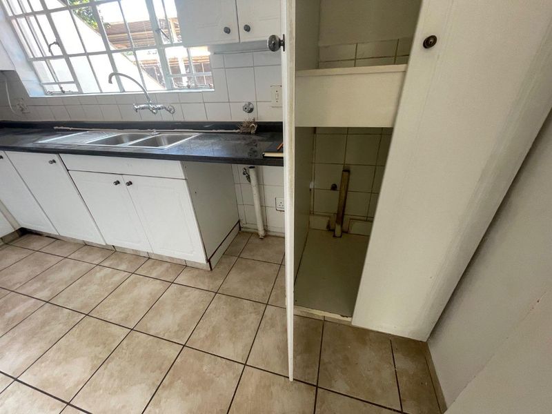 UNFURNISHED TWO BEDROOMS - Photo 2