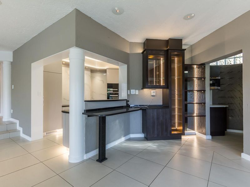 MODERN CONTEMPORARY HOME WITH COTTAGE - Photo 10