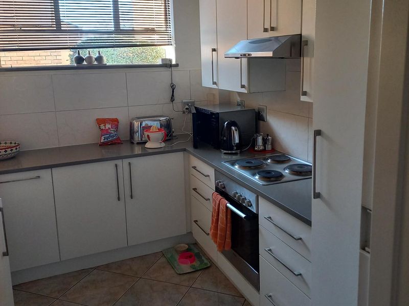 SPACIOUS TWO BEDROOMS - Photo 3