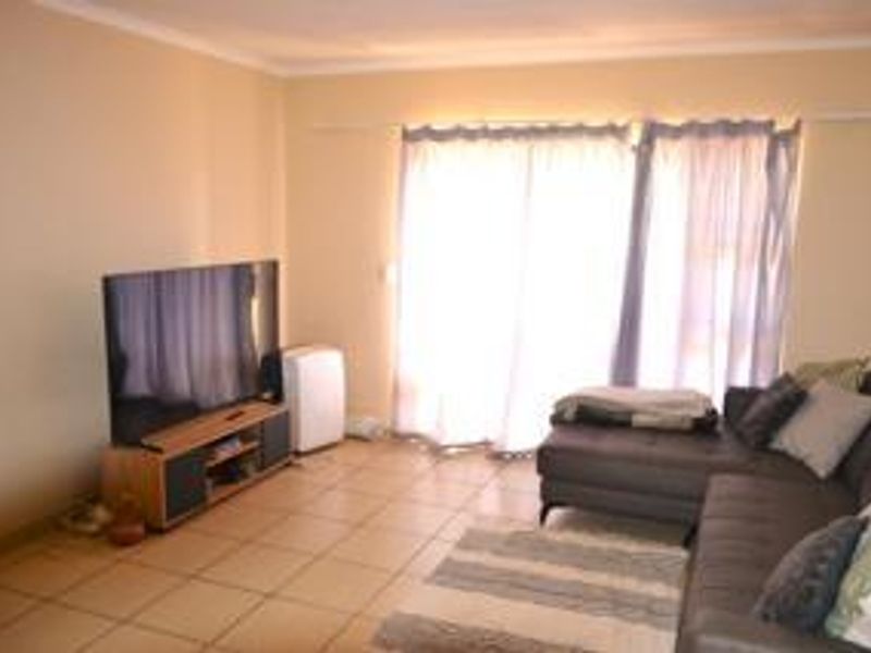 Spacious 2 Bedroom unit with huge private garden - Photo 4