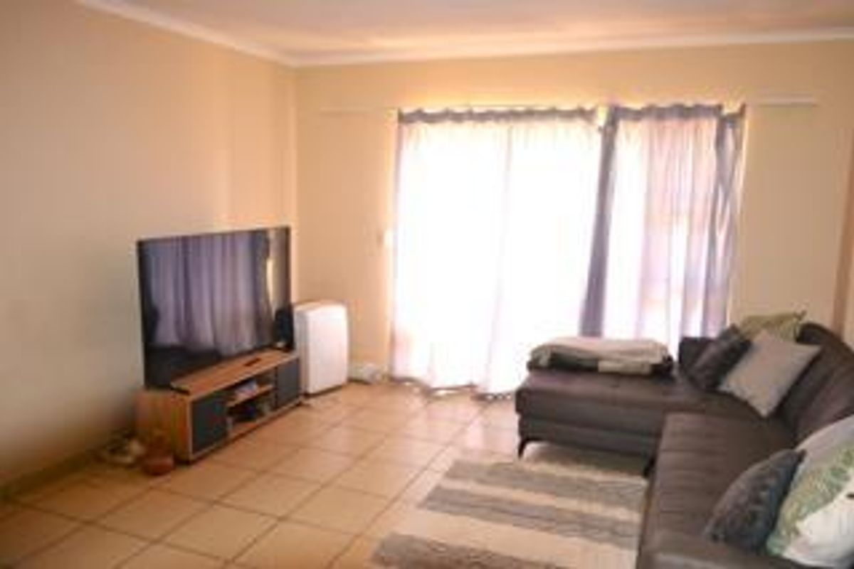 Spacious 2 Bedroom unit with huge private garden - Photo 4