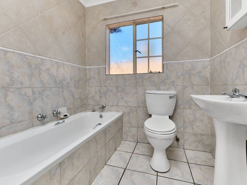 Secure, Pet-Friendly Townhouse with Wrap-Around Garden. - Photo 9