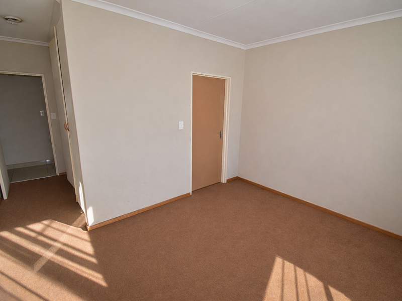 Modern First Floor Apartment - Photo 10