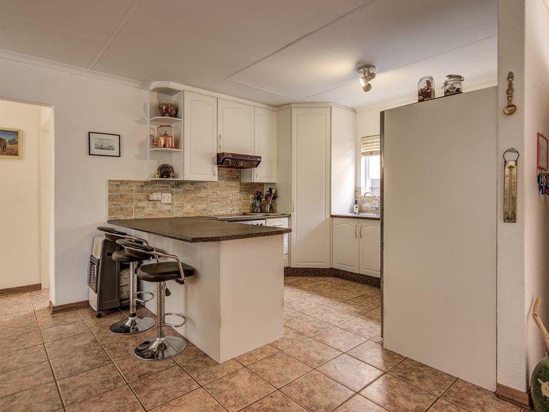 NEAT and SECURE CLUSTER - PET FRIENDLY - Photo 8