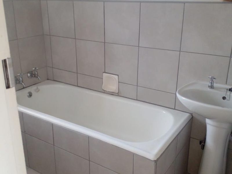 Newly Renovated Flat – Great Location & Move-In Ready! - Photo 10