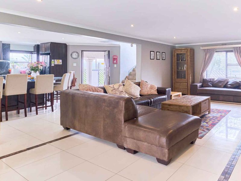 Space, Style, Convenience - Photo 3