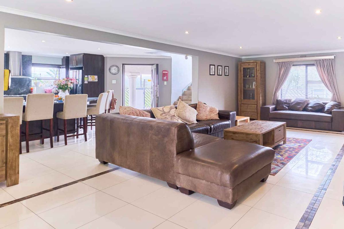Space, Style, Convenience - Photo 3