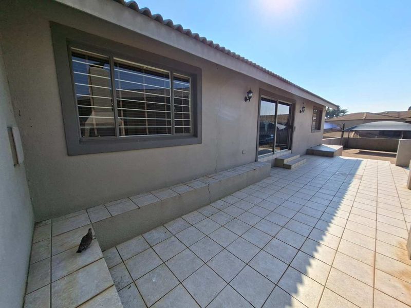 SPACIOUS CORPORATE OFFICE SPACE TO LET IN RUIMSIG - Photo 10