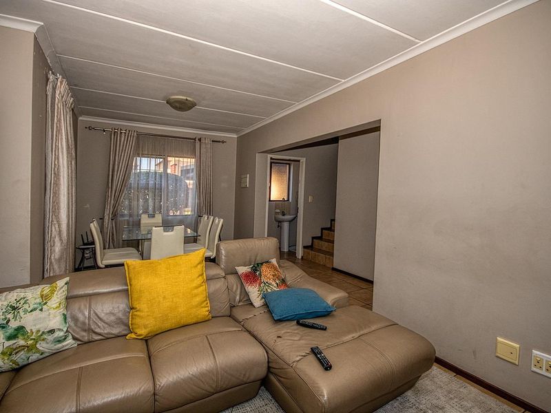 3 Bedroom Meyersig Estate Corner duplex! - Photo 6
