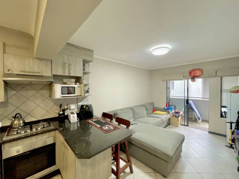 ***Modern 2 Bed & 2 Bath Apartment - Young Professional, Couples or Students - Walking distance -Tuks and Loftus and Next to Garden Court Hotel*** - Photo 3