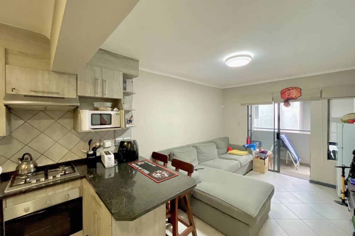 ***Modern 2 Bed & 2 Bath Apartment - Young Professional, Couples or Students - Walking distance -Tuks and Loftus and Next to Garden Court Hotel*** - Photo 3