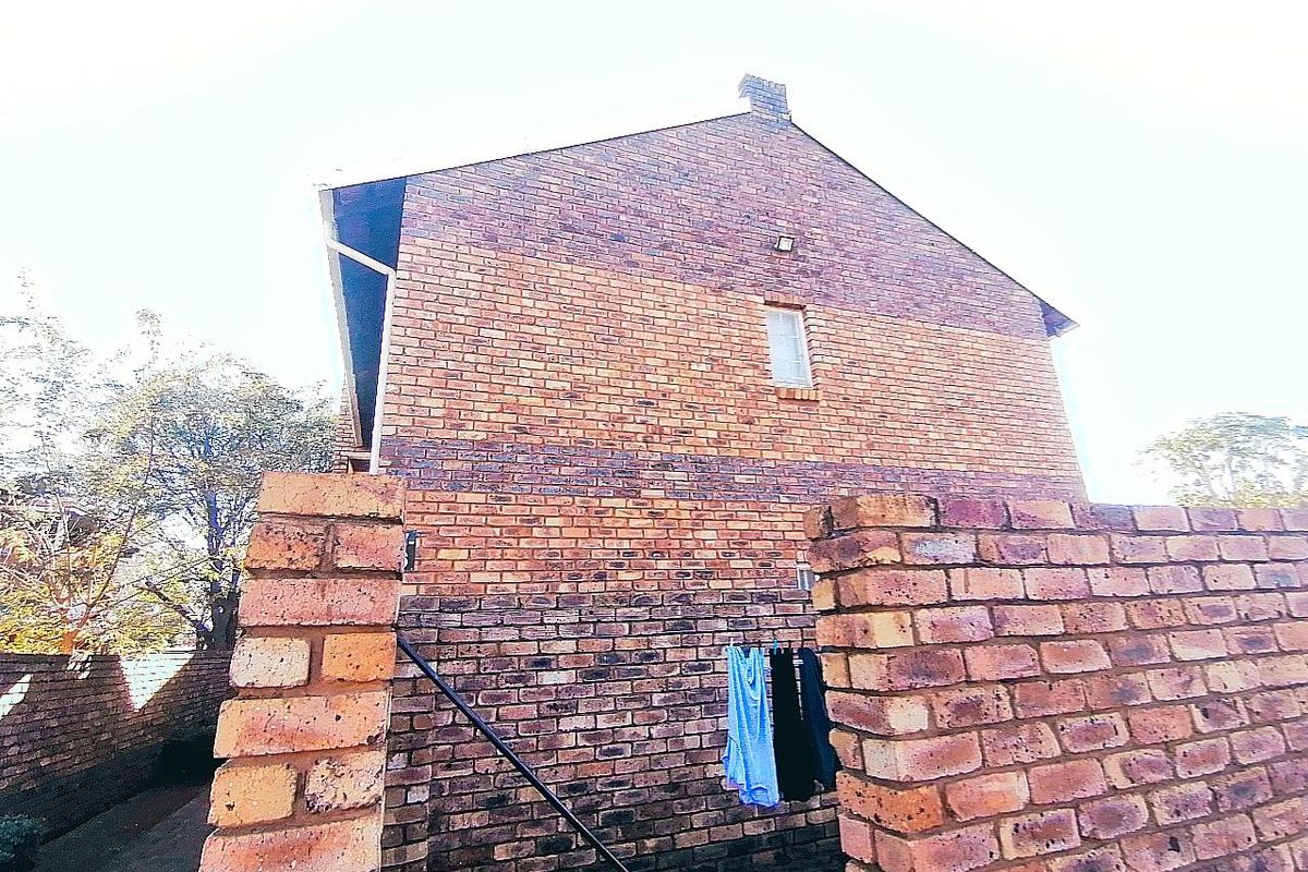 Modern Two-Bedroom Apartment in Secure Complex with Balcony - Photo 3