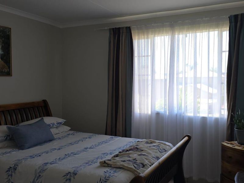 This lock up and go Investment upstairs unit is up for grabs in a 24 security complex. - Photo 6