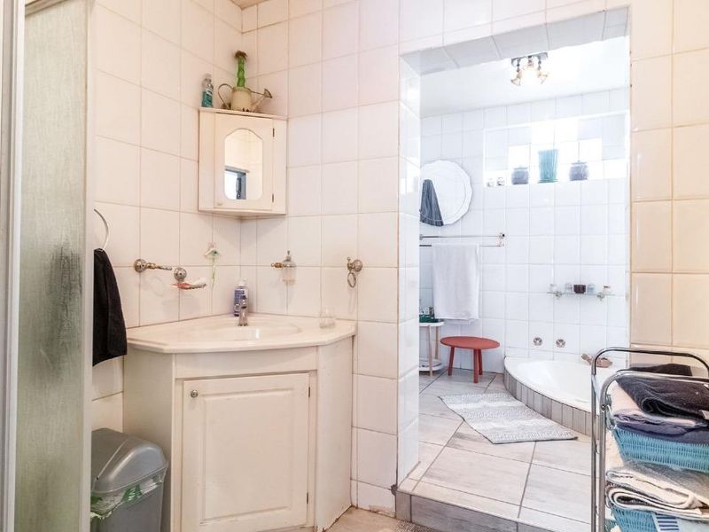 Spacious Family Living Awaits in Sought-After Suburb - Photo 3