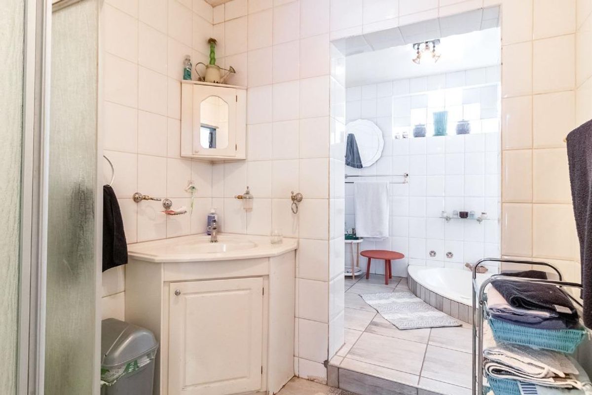 Spacious Family Living Awaits in Sought-After Suburb - Photo 3