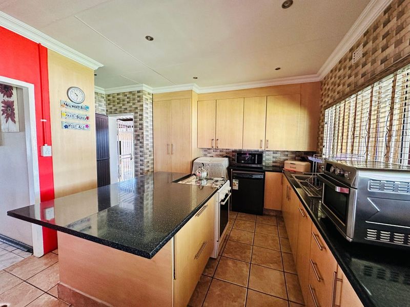 House For Sale in Dinwiddie, Germiston - Photo 5