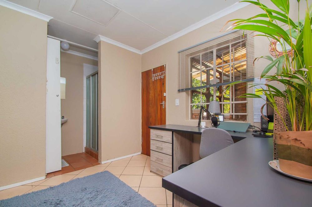 4th bedroom/ staffroom/ work from home
