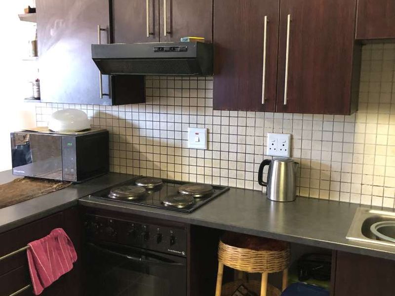 Quiet, well-built unit in dead-end street - Photo 7