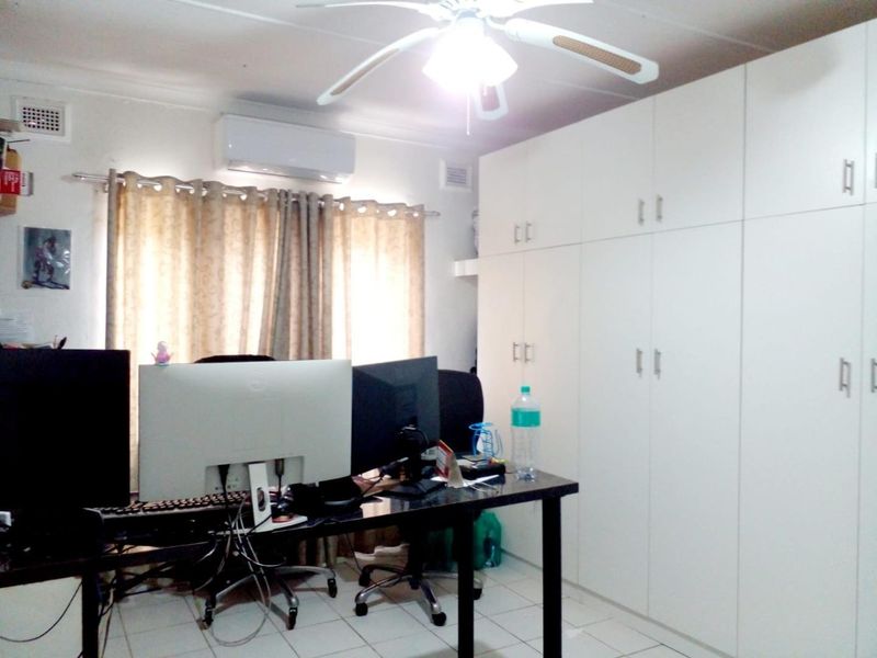 Your Spacious Escombe Home with Flatlet &amp; Huge Garden! - Photo 8