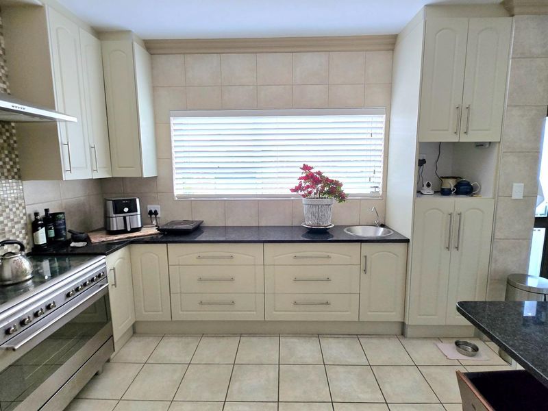 Stunning Double-Storey Home in Kleinbaai with Golf Course, Sea, and Mountain Views - Photo 8