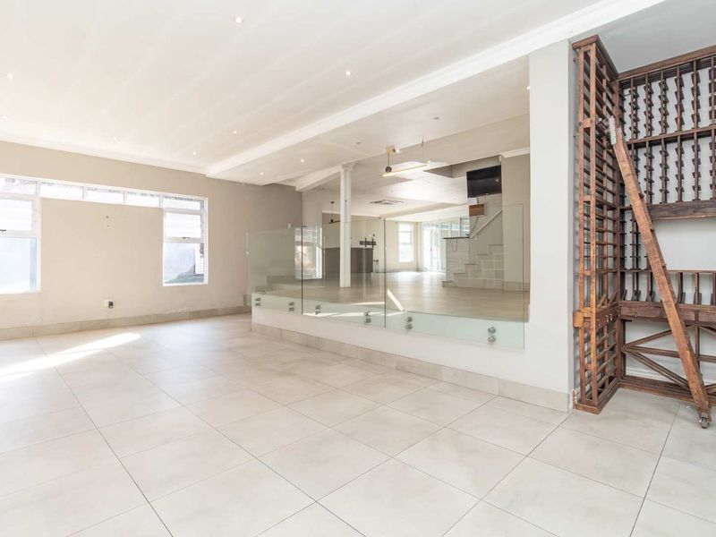 Embrace Elegance : Spacious Home with Pool and Deck - Photo 5