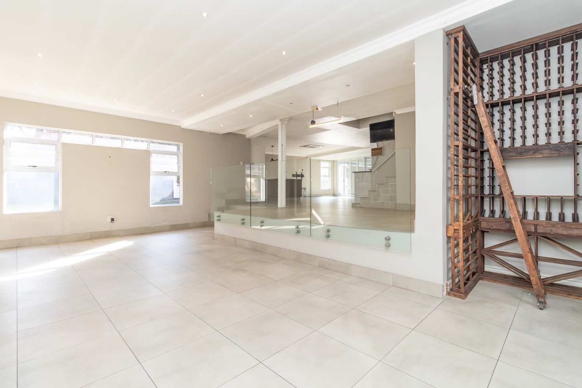 Embrace Elegance : Spacious Home with Pool and Deck - Photo 5