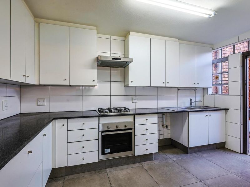 Gourmet Living - Modern Open-Plan Home in a Prestigious Suburb - Photo 9