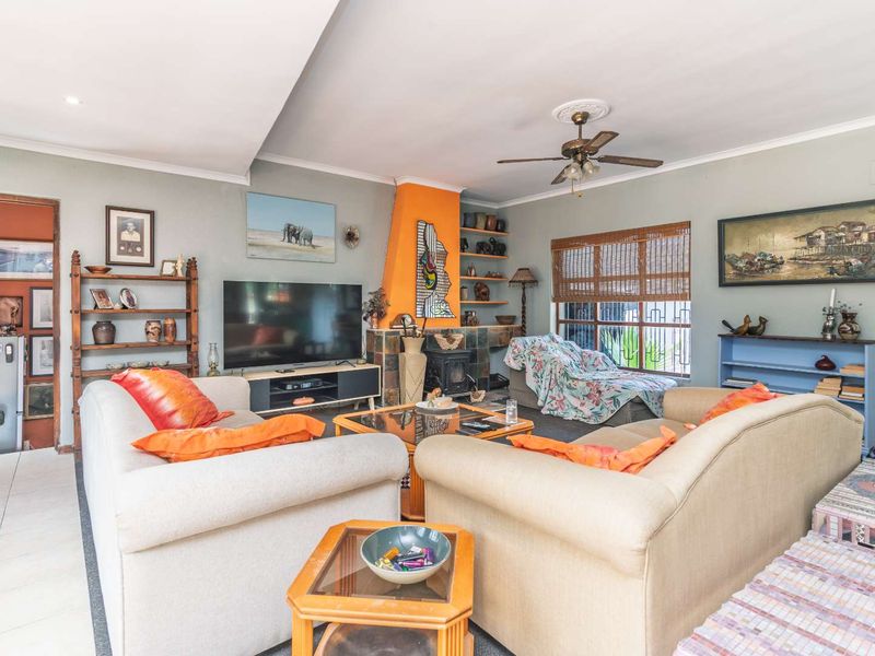 4 Bedroom Family Home with Pool & Table Mountain Views - Close to school SACS Junior School and Sans Souci Girls High School - Photo 3