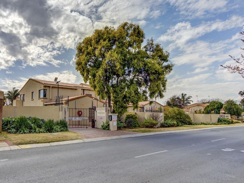 SUN FILLED SIMPLEX in desirable LORDS WEST COMPLEX! - Photo 4