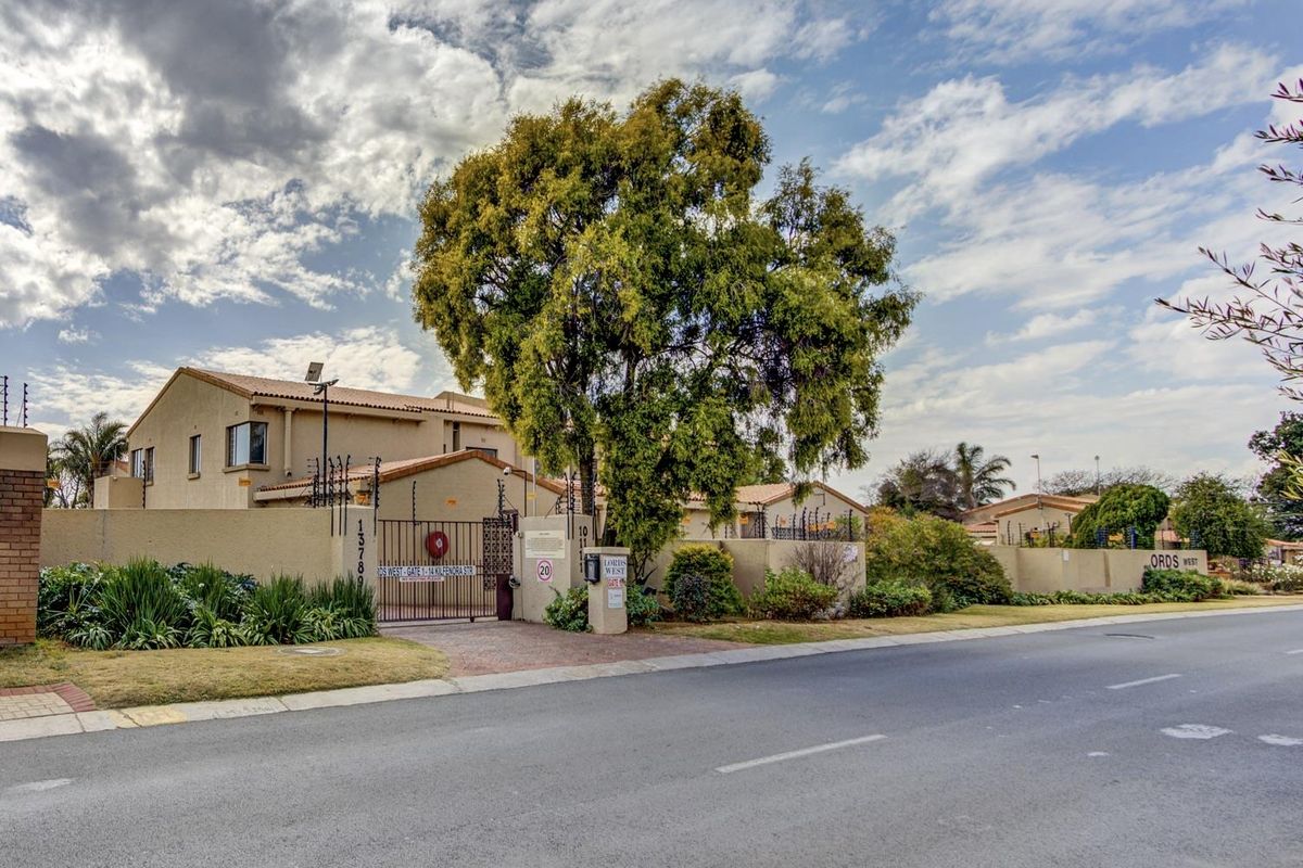 SUN FILLED SIMPLEX in desirable LORDS WEST COMPLEX! - Photo 4