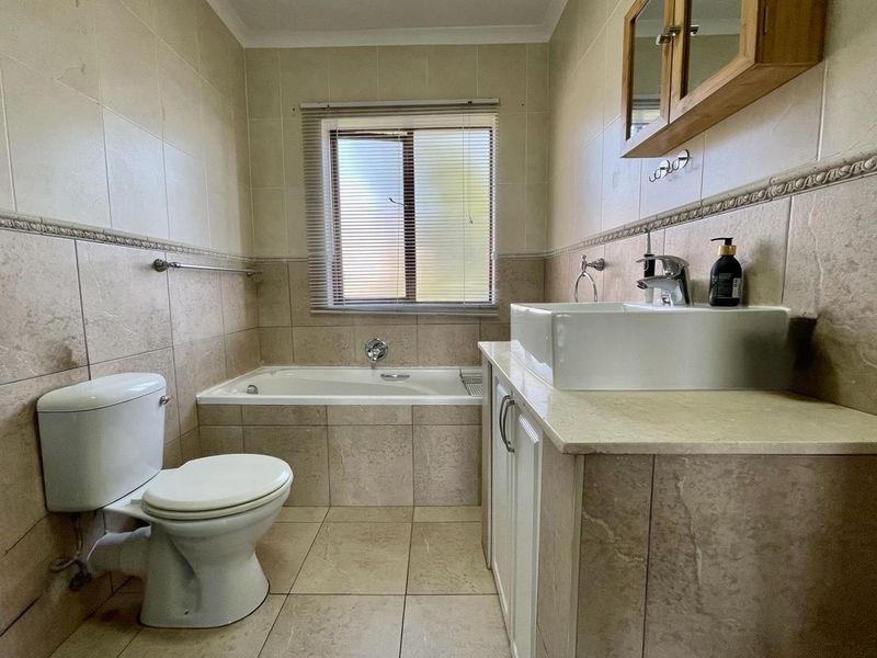 Renovated 3 Bedroom Penthouse Apartment with sea view - Photo 8