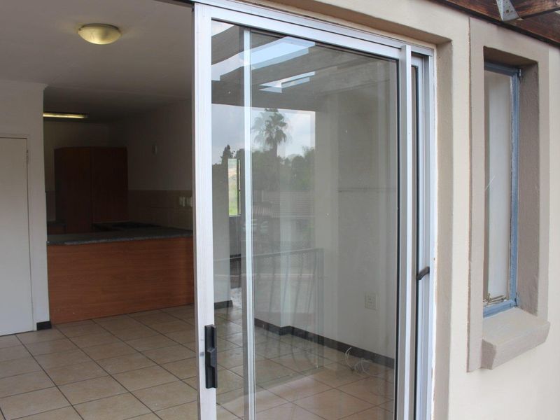 Well located top storey apartment - Photo 10