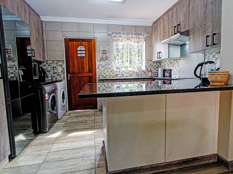 Stunning Townhouse with Solar Pool & Patio Bliss! - Photo 8