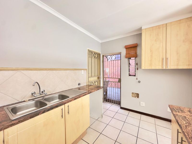 3 Bedroom Townhouse with Private Garden - Photo 6