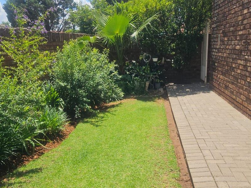 Charming 3-Bedroom Townhouse in Camelot Estate - Photo 10