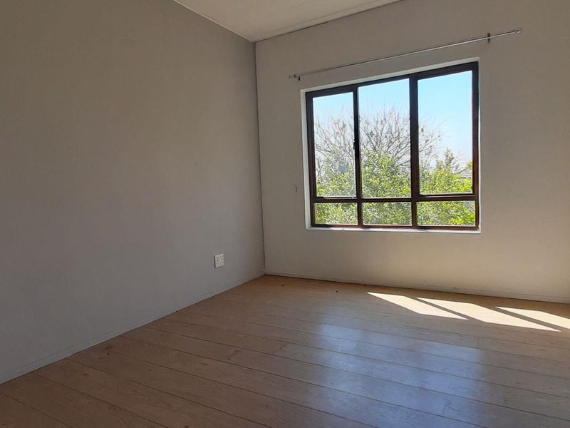 Spacious 2 bed, 1 bath loft apartment available in Lonehill - Photo 8
