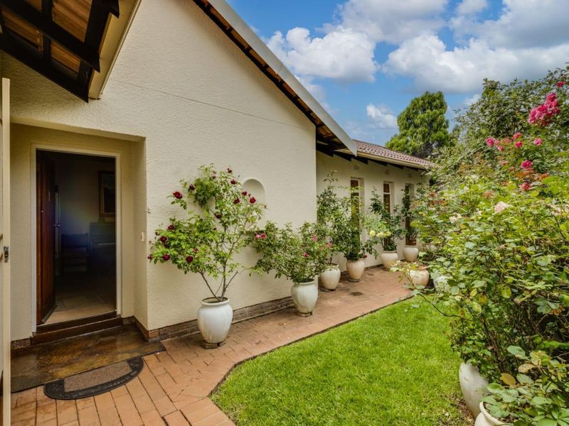 Charming 3 bedroom Family Home with Beautiful Garden & Pool - Photo 2