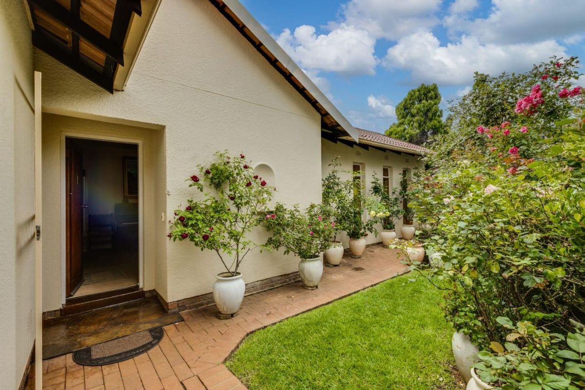 Charming 3 bedroom Family Home with Beautiful Garden & Pool - Photo 2