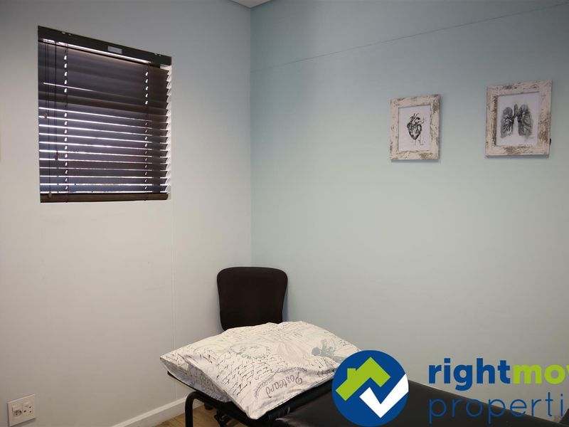 Well maintained unit in Medical Centre complex. - Photo 4