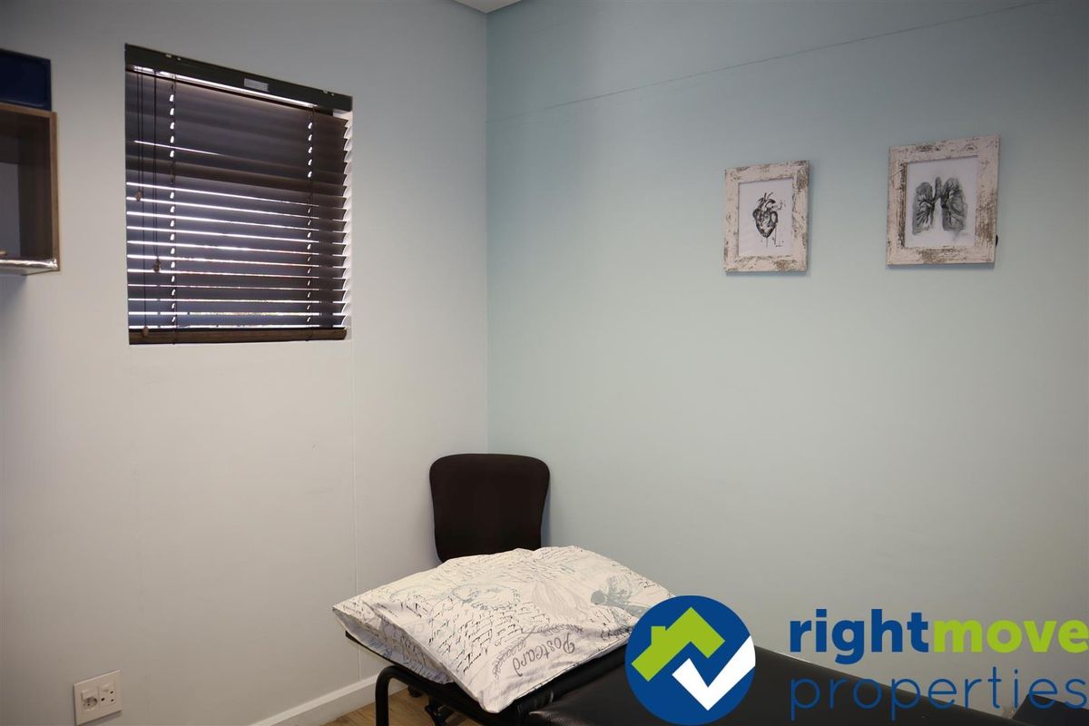 Well maintained unit in Medical Centre complex. - Photo 4