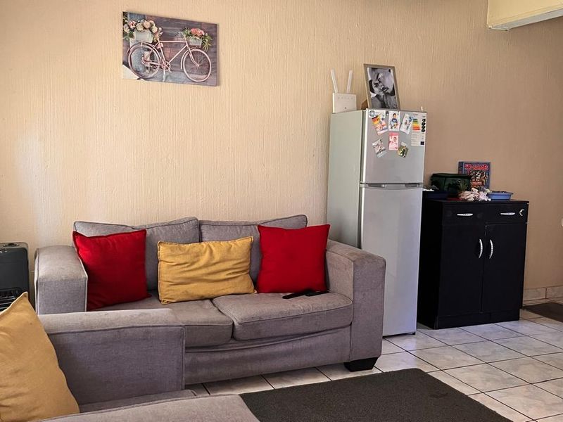 Investors and Small Families - Lovely GroundFloor Unit - Photo 8