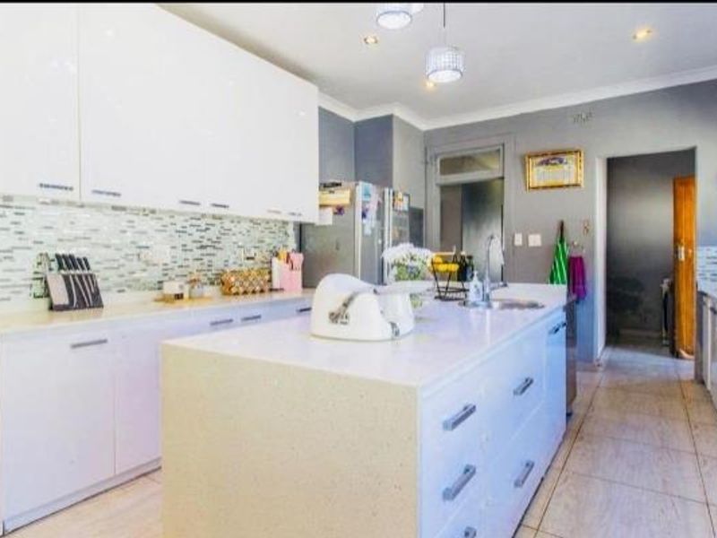 4 Bedroom House for Sale in Rewlatch Johannesburg - Photo 9